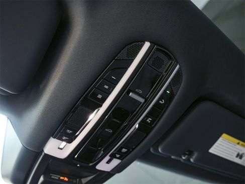 Certified 2023 Porsche Cayenne Platinum Edition image 29