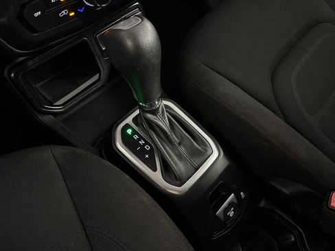 Used 2018 Jeep Renegade Latitude FWD image 28