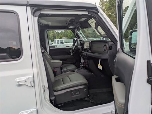 New 2025 Jeep Gladiator Mojave w/ Convenience Group image 31