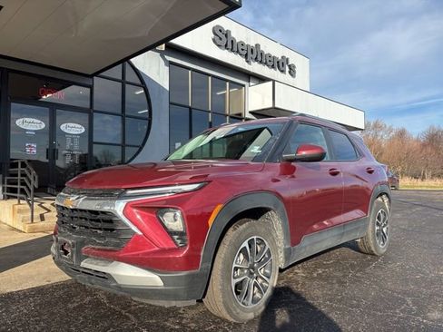 Used 2025 Chevrolet TrailBlazer LT image 2
