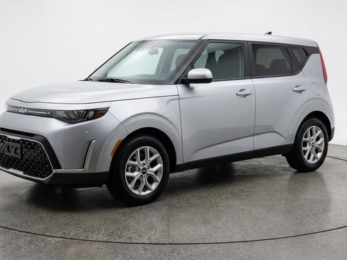 Used 2025 Kia Soul LX w/ LX Technology Package FWD image 3