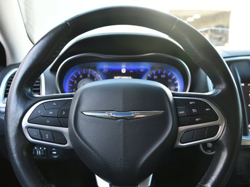 Used 2019 Chrysler 300 Touring w/ Chrome Appearance Package image 10