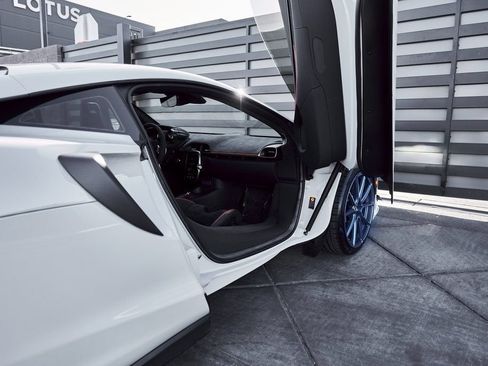 Used 2023 McLaren Artura RWD image 33