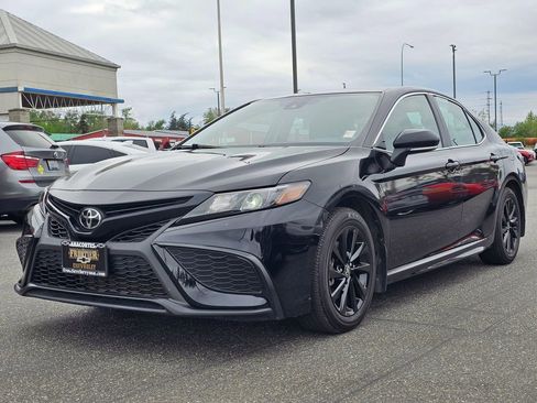 Used 2024 Toyota Camry SE FWD image 3
