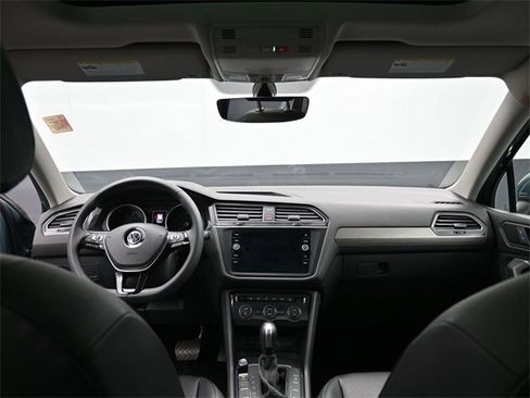 Used 2020 Volkswagen Tiguan SE w/ Panoramic Sunroof Package image 29