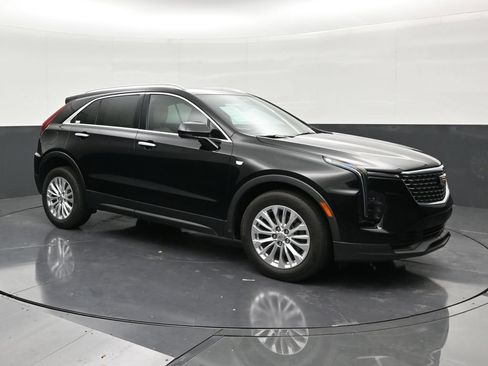 Certified 2024 Cadillac XT4 Luxury w/ Cold Weather Package FWD image 7