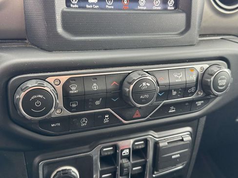 Used 2021 Jeep Gladiator Sport image 25