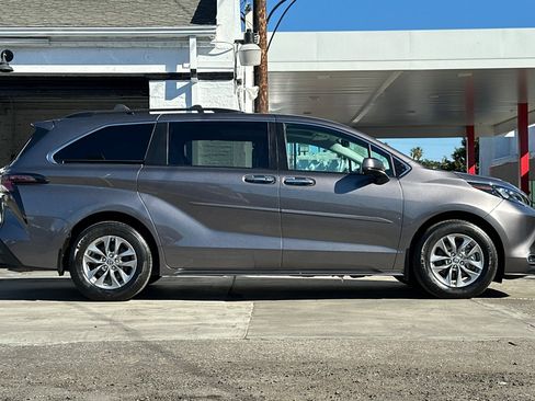 Used 2024 Toyota Sienna XLE image 3
