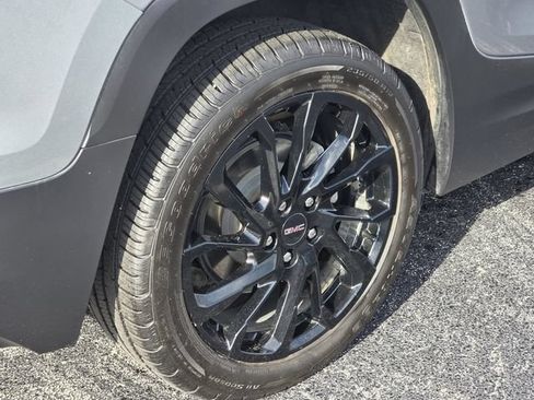 Used 2024 GMC Terrain SLE w/ Driver Convenience Package FWD image 9