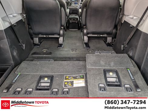 Certified 2019 Toyota Sienna SE w/ SE Preferred Package image 34