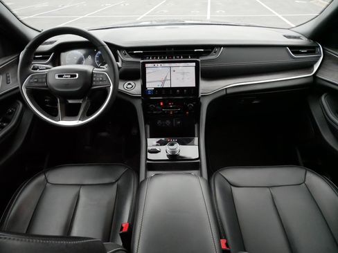 Used 2024 Jeep Grand Cherokee L Limited w/ Black Appearance Package image 10