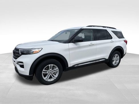 Used 2024 Ford Explorer XLT w/ Equipment Group 202A AWD/4WD image 5