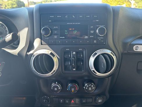 Used 2015 Jeep Wrangler Unlimited Rubicon w/ Connectivity Group image 12