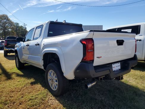 Used 2025 Toyota Tacoma SR image 4