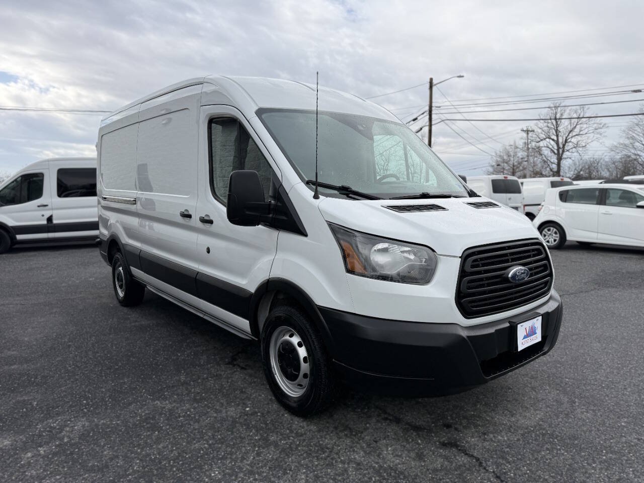 Used 2019 Ford Transit 250 148 Medium Roof RWD image 4