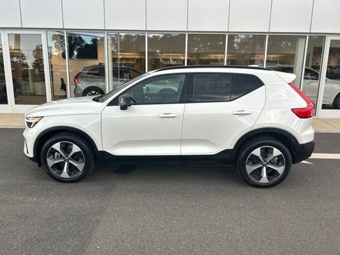 Used 2025 Volvo XC40 B5 Plus AWD/4WD image 2