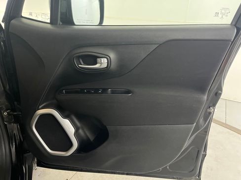 Used 2019 Jeep Renegade Latitude w/ Cold Weather Group image 30