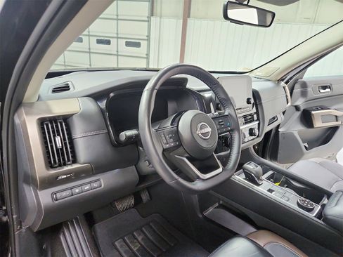 Used 2024 Nissan Pathfinder Platinum w/ Lighting Package (N93) image 18