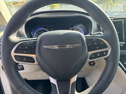 Used 2024 Chrysler Pacifica Touring-L FWD image 25