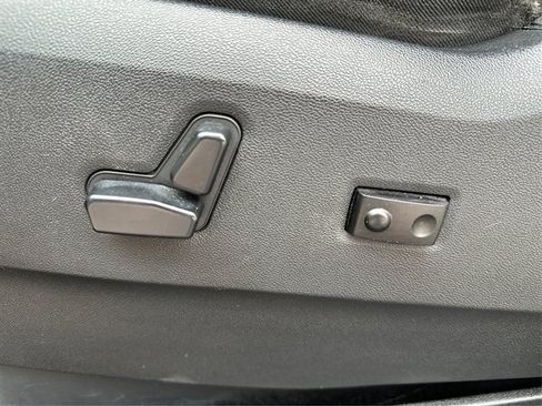 Used 2014 Chrysler Town & Country Touring FWD image 40