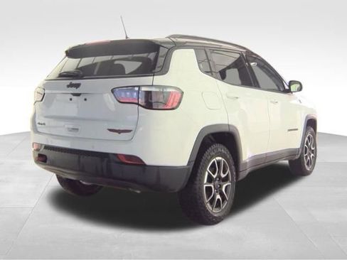 Used 2025 Jeep Compass Trailhawk image 9