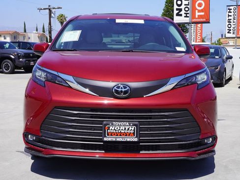 Certified 2026 Toyota Sienna XLE FWD image 3
