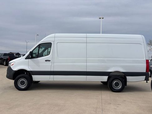 Used 2025 Mercedes-Benz Sprinter 2500 image 3