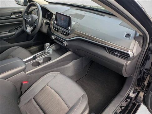 Used 2025 Nissan Altima 2.5 SV FWD image 19