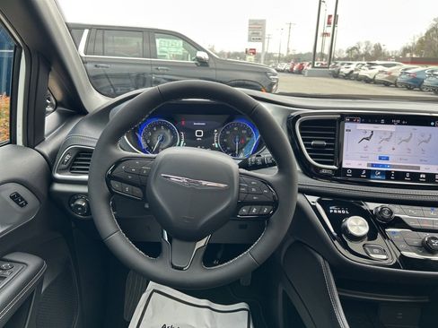 New 2026 Chrysler Pacifica Limited w/ S Appearance Package image 24