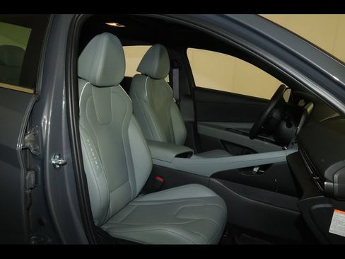 Used 2025 Hyundai Elantra Limited FWD image 30