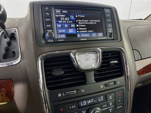 Used 2014 Chrysler Town & Country Touring FWD image 18