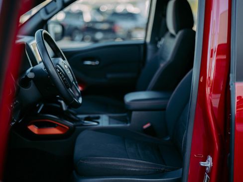 Used 2023 Nissan Frontier PRO-4X image 17