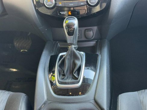 Used 2019 Nissan Rogue SV image 14