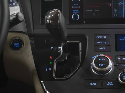 Used 2018 Toyota Sienna XLE w/ XLE Navigation Package FWD image 21