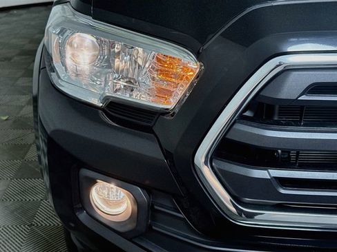 Certified 2019 Toyota Tacoma SR5 AWD/4WD image 3