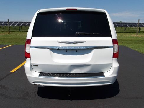 Used 2015 Chrysler Town & Country Touring FWD image 4