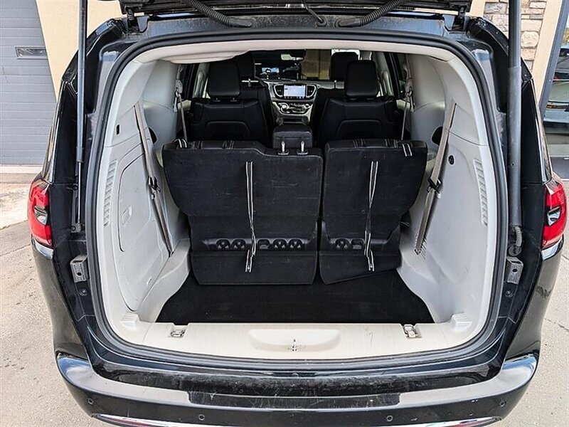 Used 2024 Chrysler Pacifica Limited FWD image 32