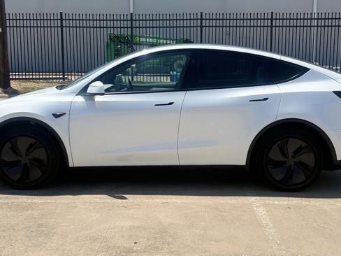 Used 2026 Tesla Model Y 2WD image 4