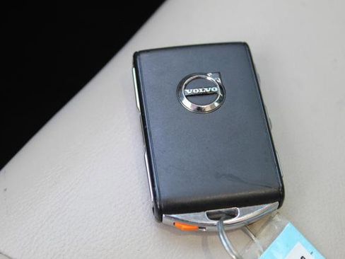 Used 2020 Volvo XC40 T5 Momentum w/ Protection Package image 35