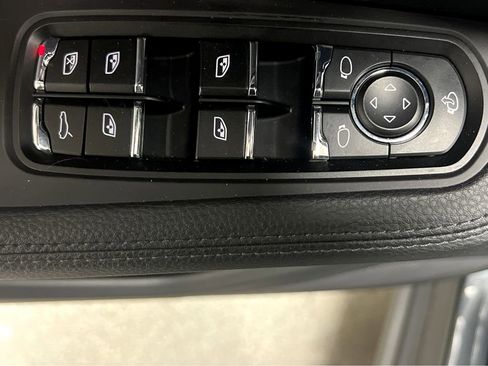 Used 2023 Porsche Macan Turbo image 40