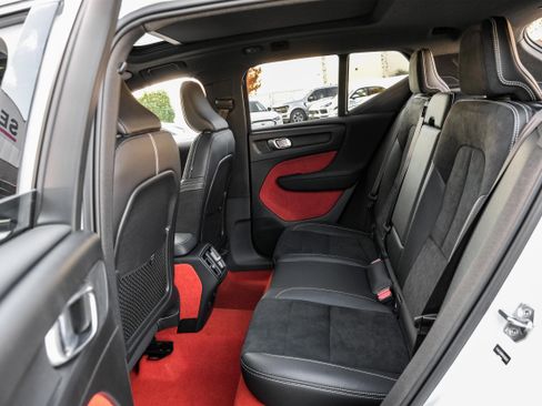 Used 2021 Volvo XC40 T4 R-Design image 42