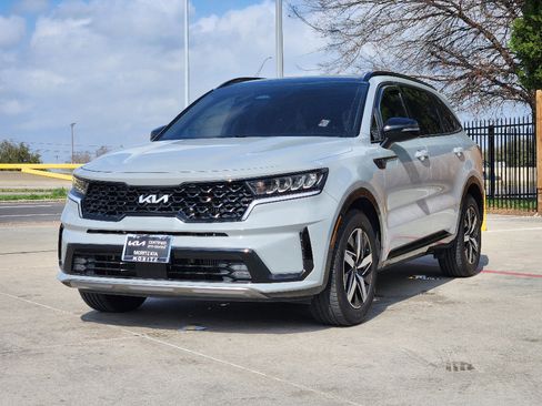 Certified 2023 Kia Sorento EX w/ Panoramic Sunroof Package image 3