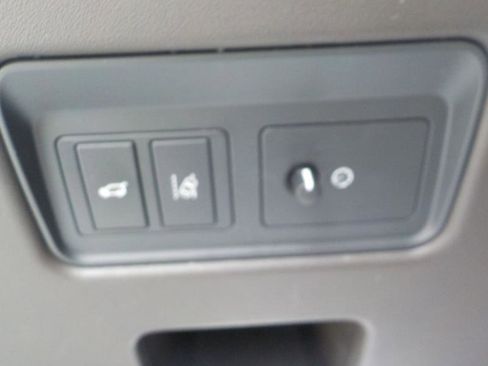 Used 2017 Land Rover Discovery HSE image 13