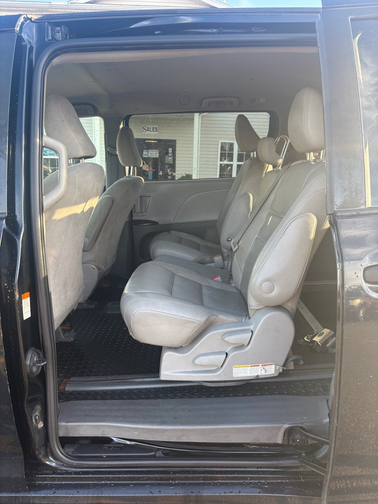 Used 2020 Toyota Sienna L FWD image 10