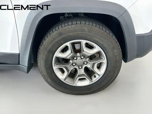Used 2019 Jeep Cherokee Trailhawk AWD/4WD image 35