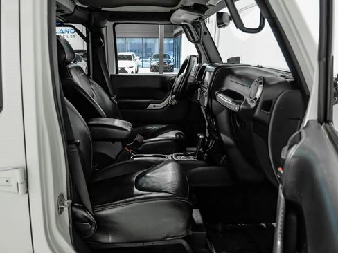 Used 2015 Jeep Wrangler Unlimited Rubicon w/ Connectivity Group AWD/4WD image 37