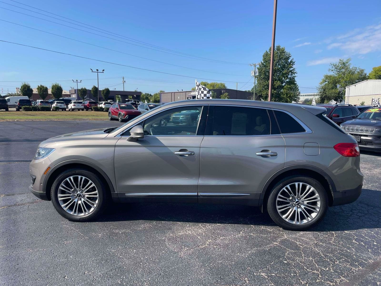 Used 2016 Lincoln MKX Reserve w/ Technology Package AWD/4WD image 4