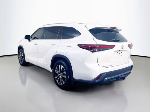 Used 2021 Toyota Highlander XLE image 6