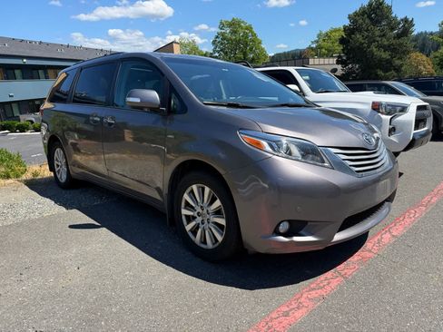 Used 2017 Toyota Sienna Limited AWD/4WD image 4