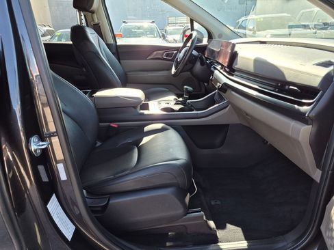 Used 2025 Kia Carnival FWD image 34